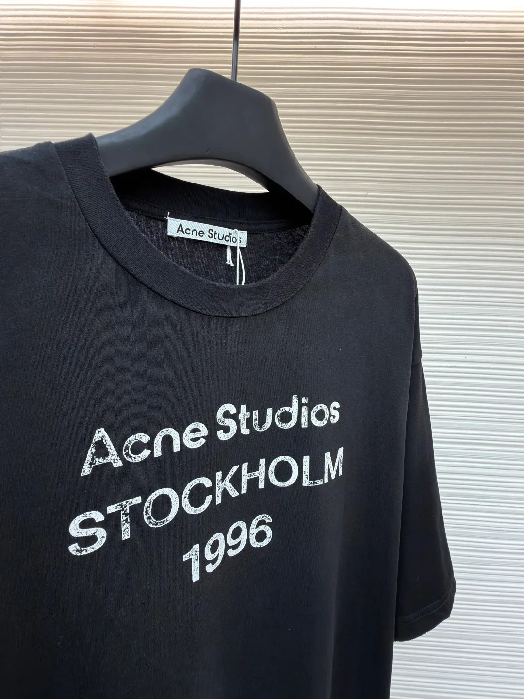 Acne Studios 1966 mud-dyed washed distressed short-sleeve ●Original version: purchased and developed for 2800 ●Item number: 1682356-X95 ●Fabric: cloud velvet ski-like cotton fabric ●Technology: glue printing ●Color: black ●Version: fitted version ●Weight: about 215 grams ●Size: S-M-L-XL ●Description: Made of ultra-soft pure cotton fabric, garment-dyed, washed and distressed, the chest part has a dirty feel, and the lower part shows a gradient effect. The neckline is slightly frayed to better fit the overall tone. The overall line is straight and delicate, the fabric is comfortable and soft, and the color is consistent without color difference. It can be matched with the same style to create a fashionable look and control various occasions. Customized accessories, complete with three standards, the same style for men and women!